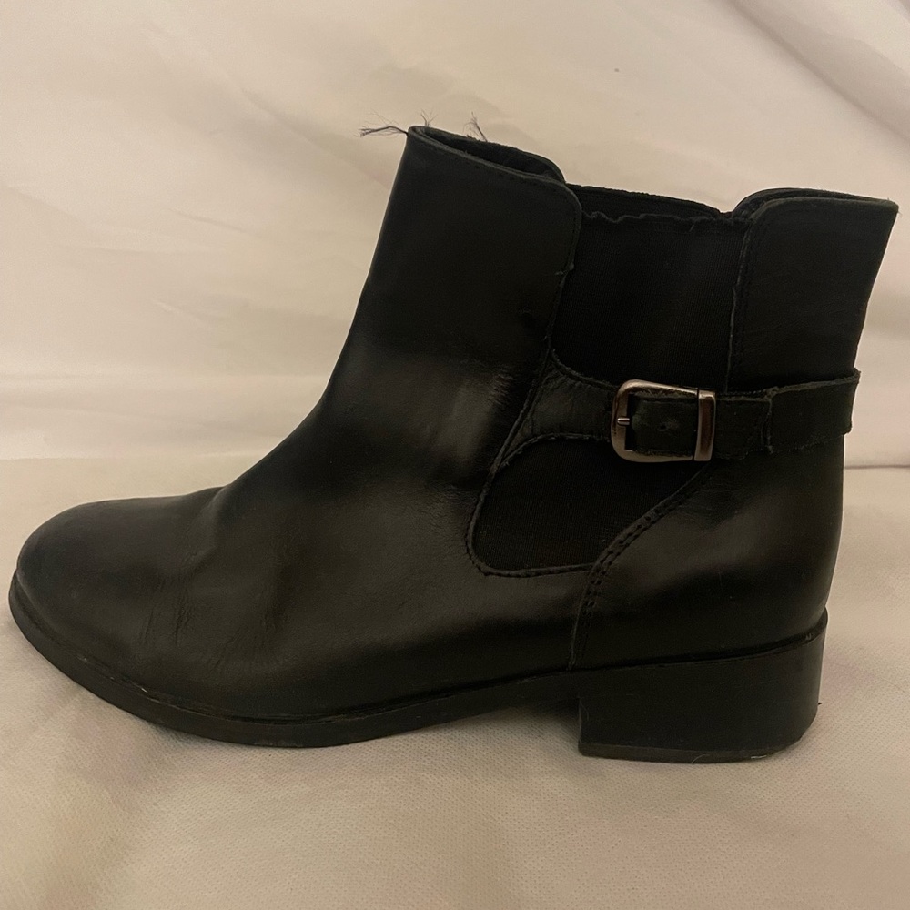 Round toe with buckle black booties